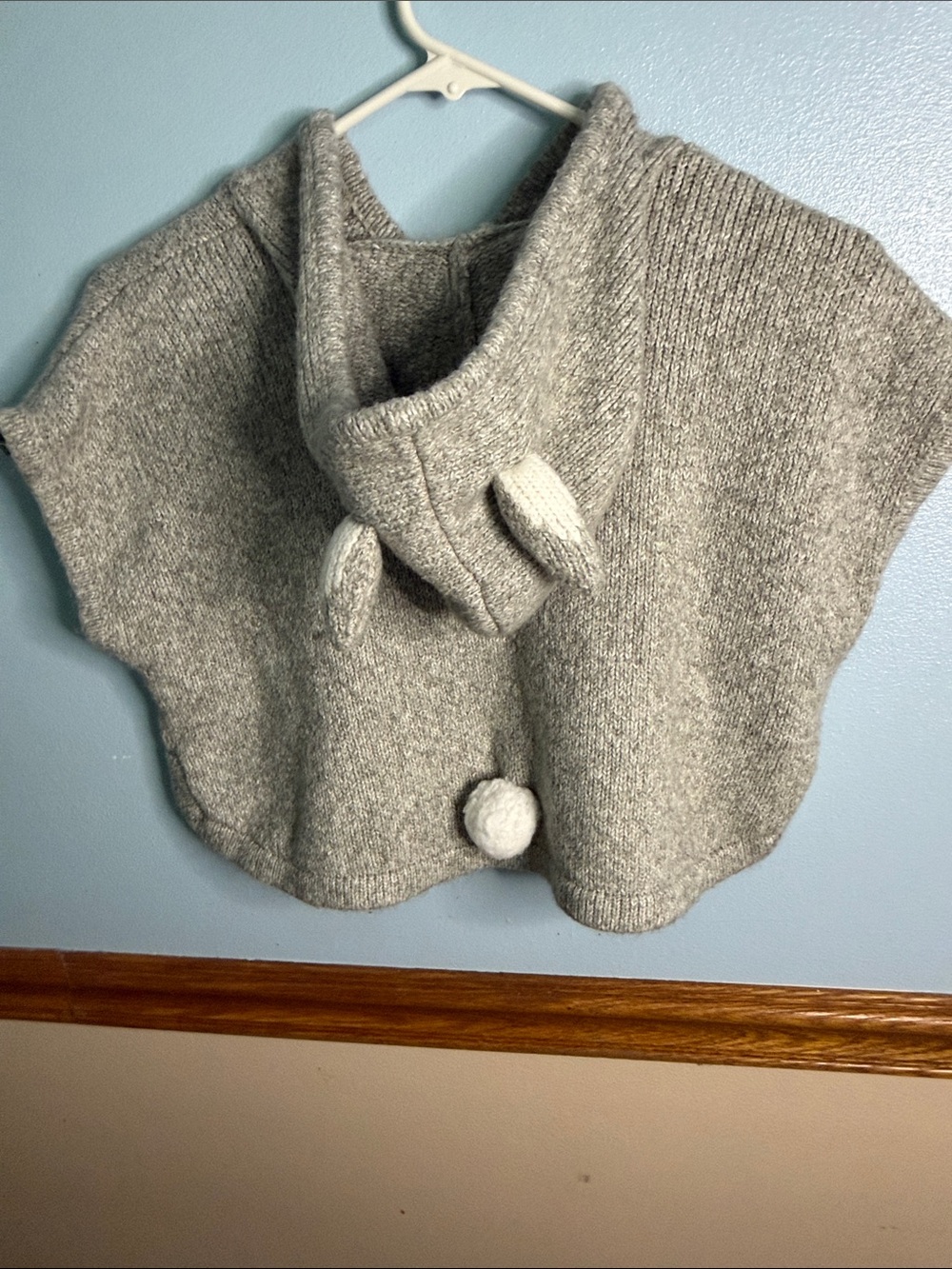 Genuine Kids OshKosh Gray Knit Hooded Bunny Poncho 2T Excellent Condition - Picture 4 of 4